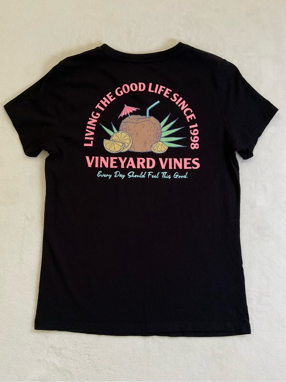 Vineyard Vines Women’s S Coconut Graphic Pocket Tee Black Tropical 2025